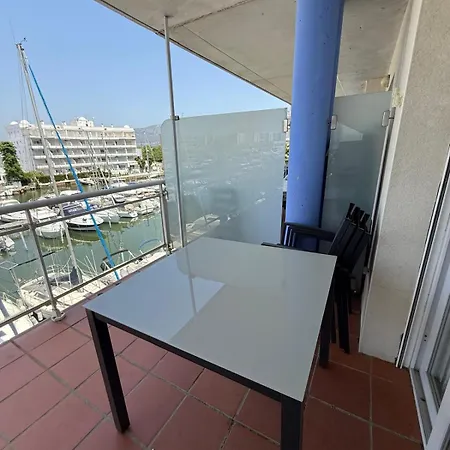 Con Plaza De Parking Y Piscina Comunitaria
