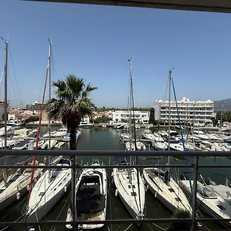 Con Plaza De Parking Y Piscina Comunitaria Apartment